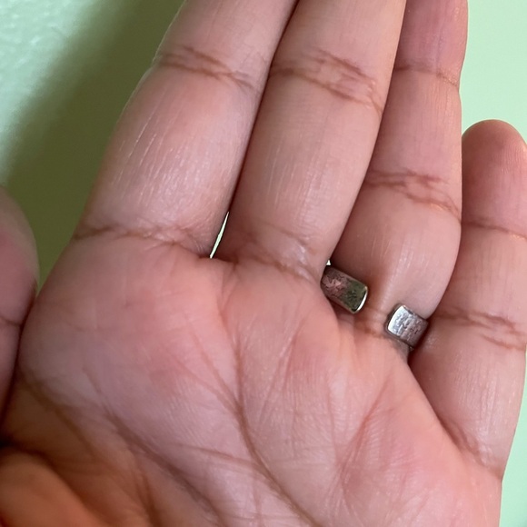 Elegant Silver D Initial Ring - Picture 3 of 3